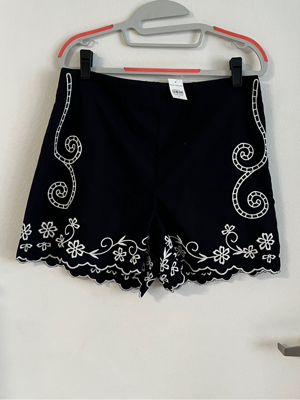 Ann Taylor The Side Zip Scalloped Short - Picture 3 of 4